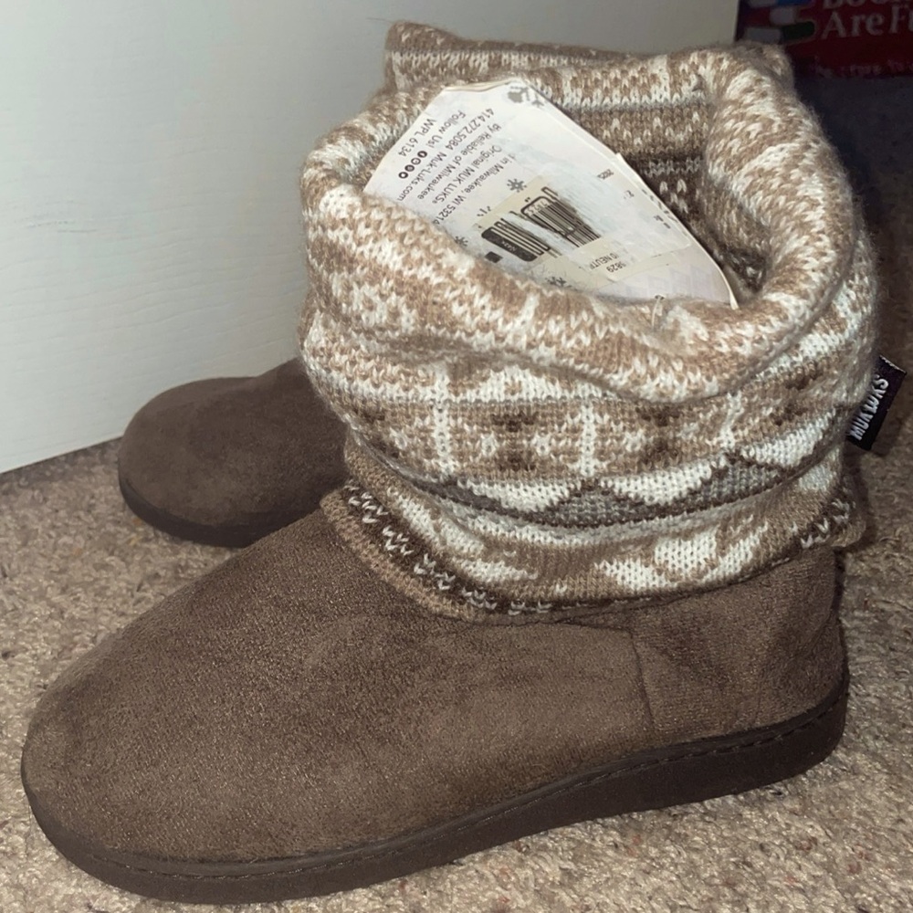 NEW Muk Luks Tan ‘Suede’ and Print Knit Slippers Fleeced Slip ons size 7 - 8